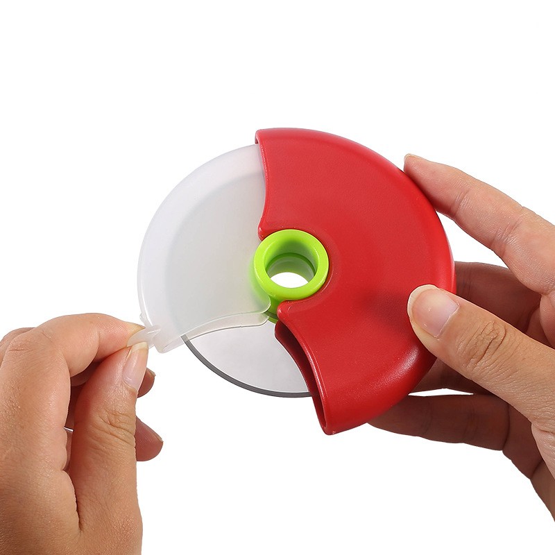 Pizza Cutter with Protective Cover